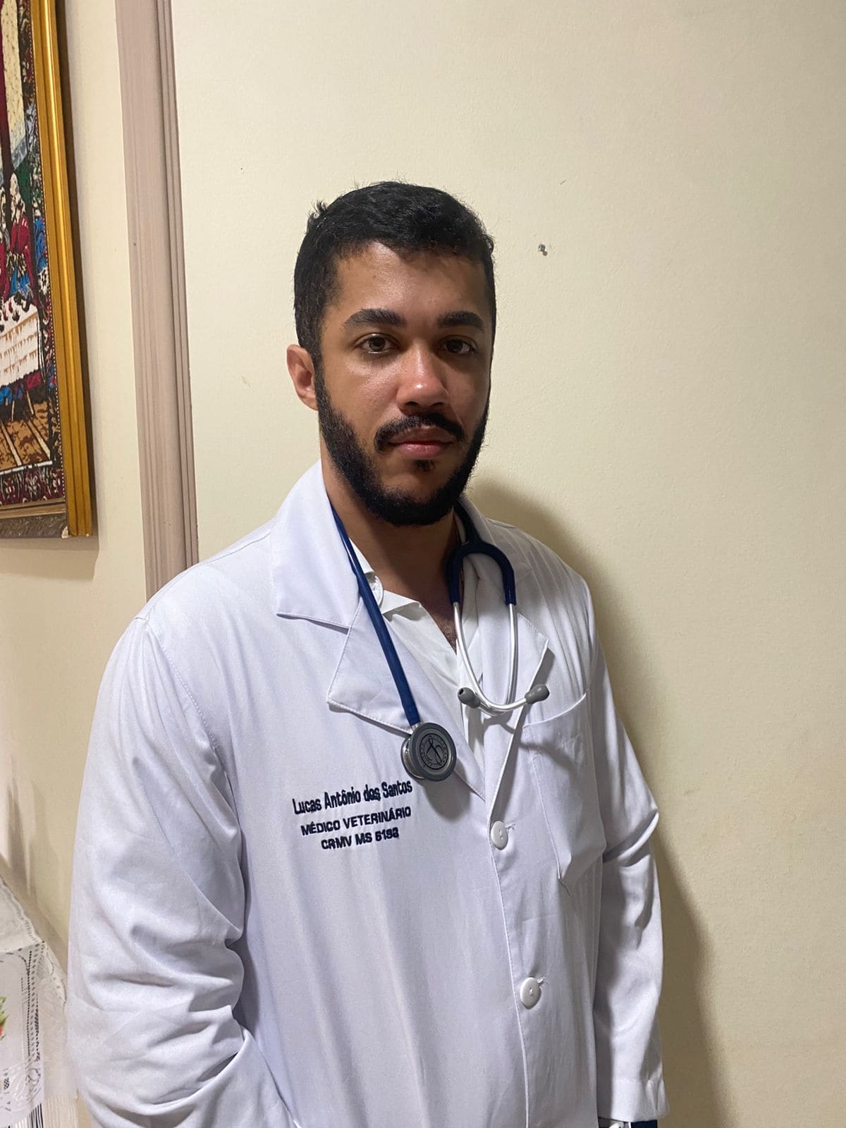 Lucas Antônio em atendimento veterinário Lucas Antônio médico veterinário e autor de fantasia